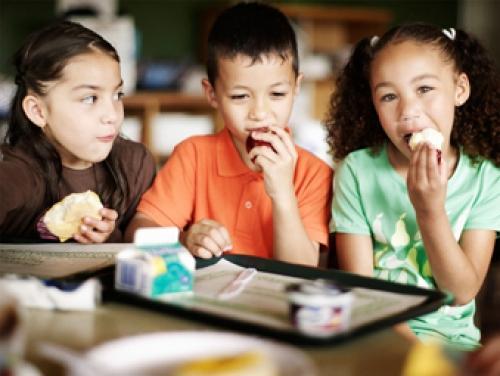 kidseatingfruit